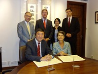 Prof. Yvonne van Rooy (front row, right), President of Utrecht University (UU), The Netherlands, and Prof. Joseph Sung (front row, left), Vice-Chancellor, signed a MOU for short-term faculty exchange on 13 September 2012.